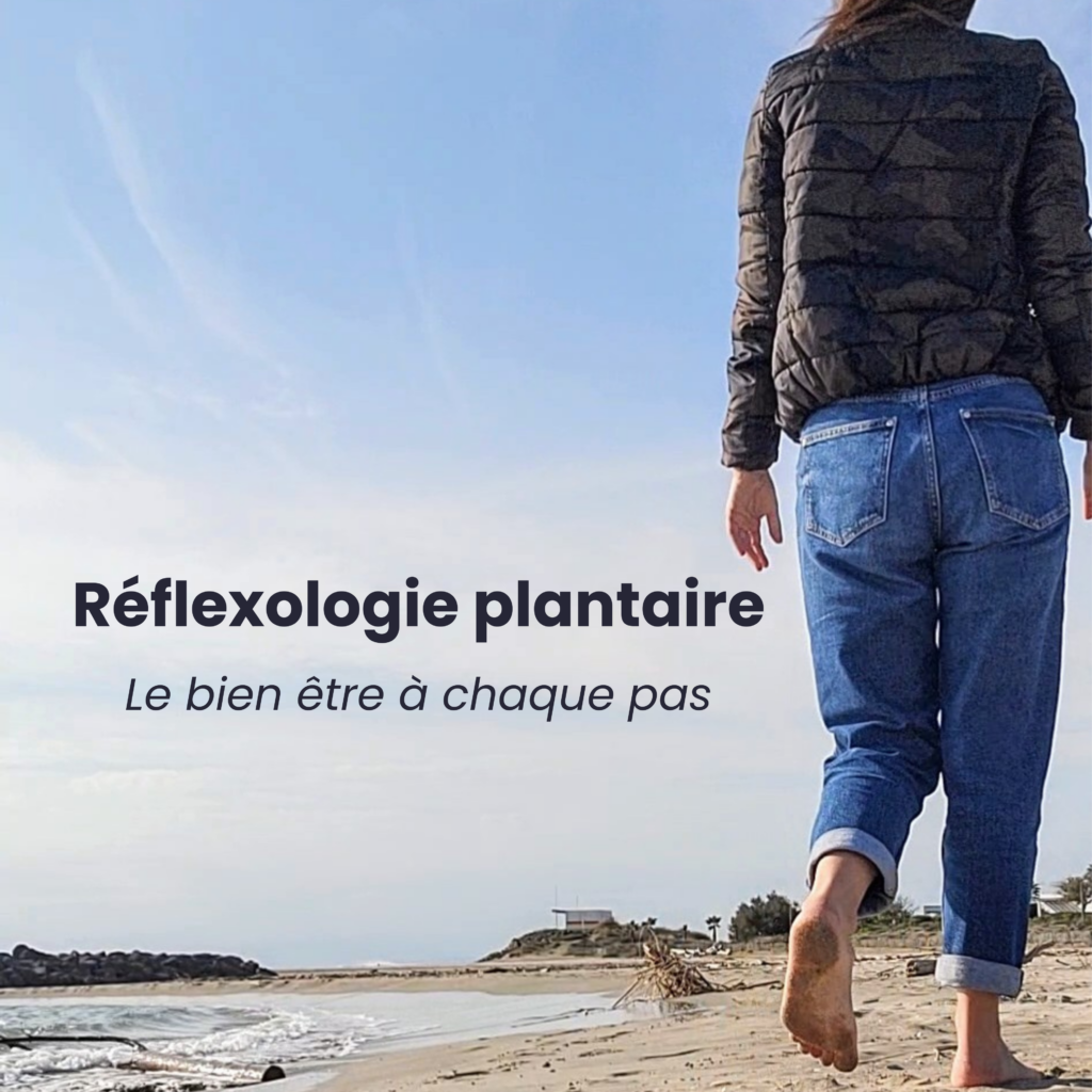 Femme marchant pieds nus sur une plage, symbolisant le bien-être apporté par la réflexologie plantaire.
