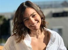 Léa, réflexologue et naturopathe à Marseillan, souriante en extérieur pour un accompagnement bien-être et gestion du stress.